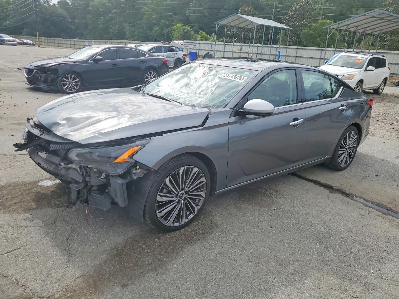 Salvage Nissan Altima Image