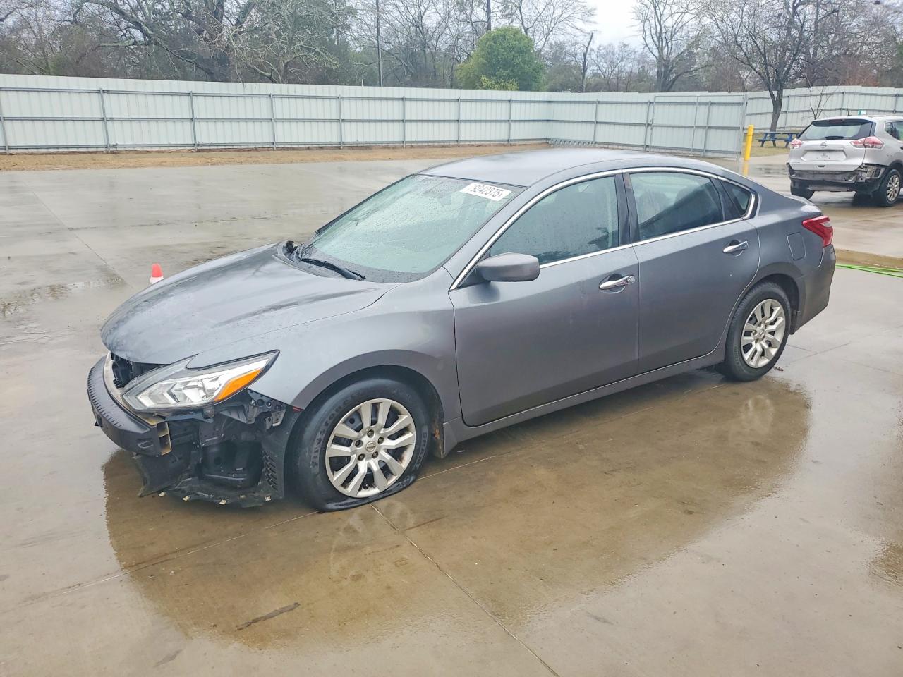 Salvage Nissan Altima Image