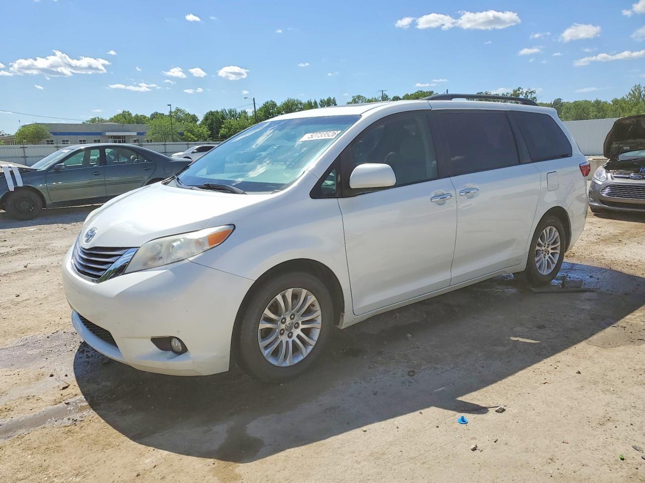 Salvage Toyota Sienna Image