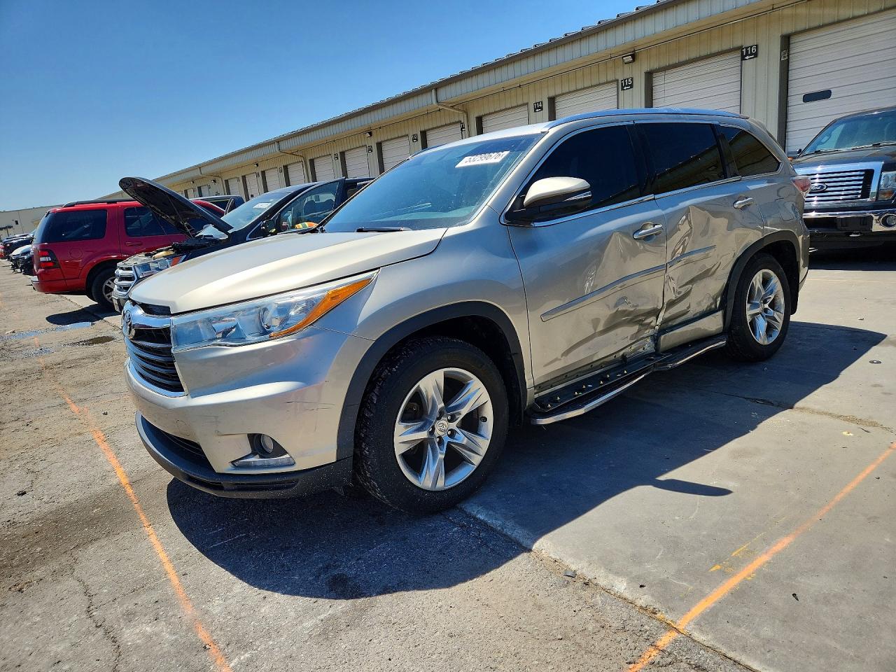 Salvage Toyota Highlander Image