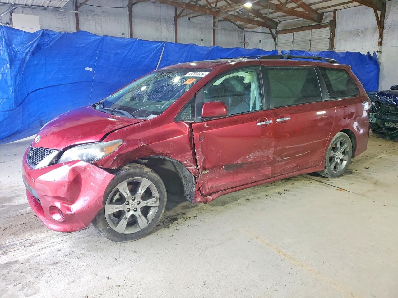 Salvage Toyota Sienna Image
