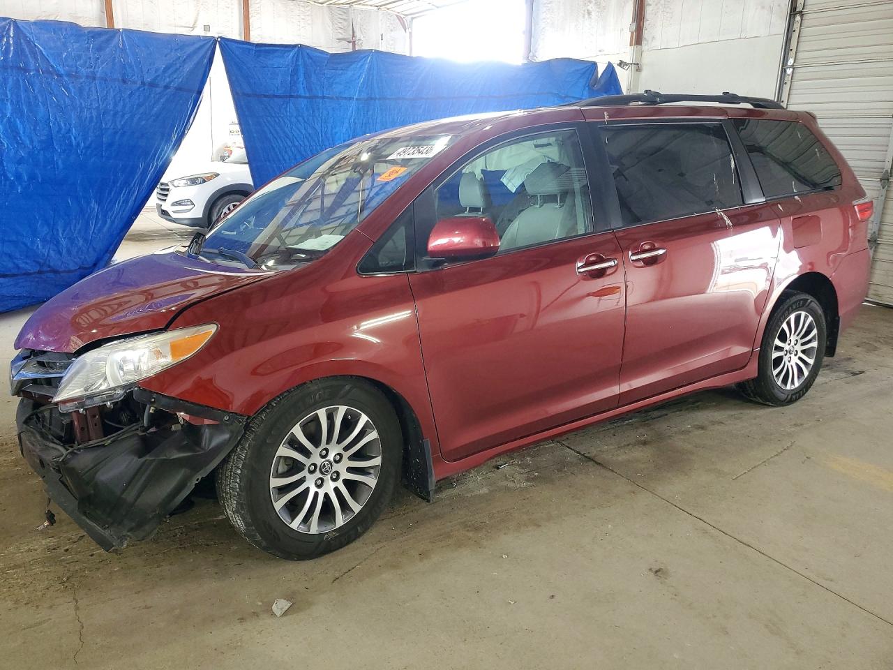 Salvage Toyota Sienna Image
