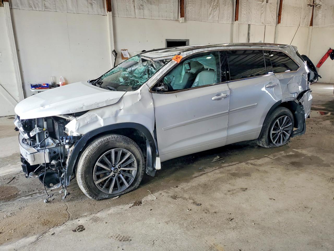 Salvage Toyota Highlander Image