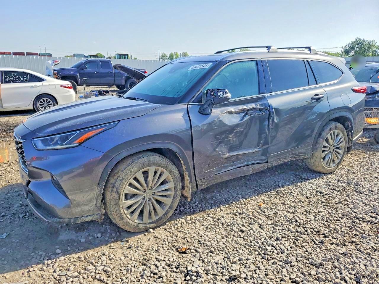 Salvage Toyota Highlander Image