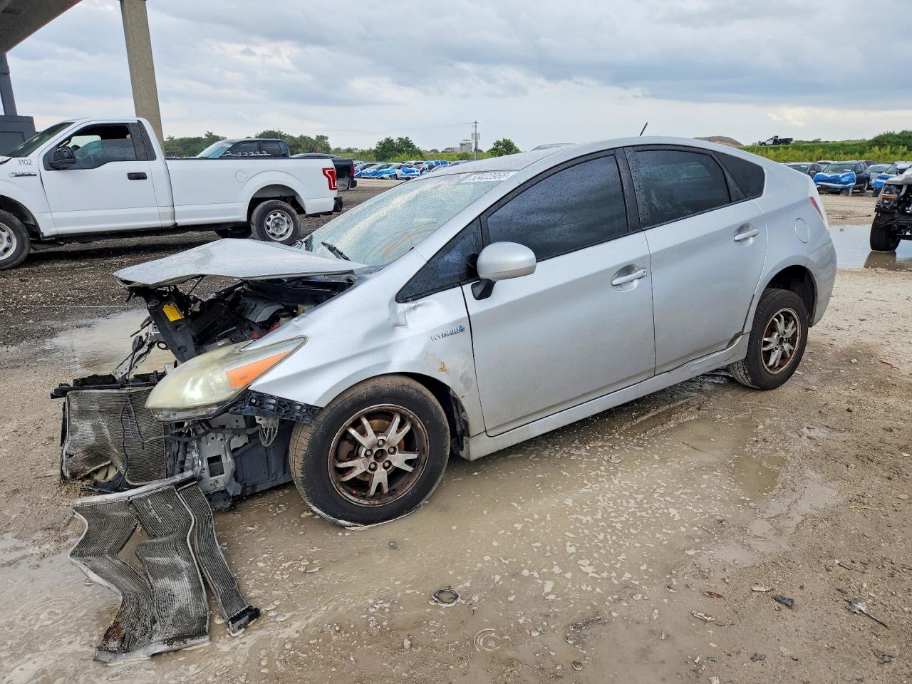 Salvage Toyota Prius Image