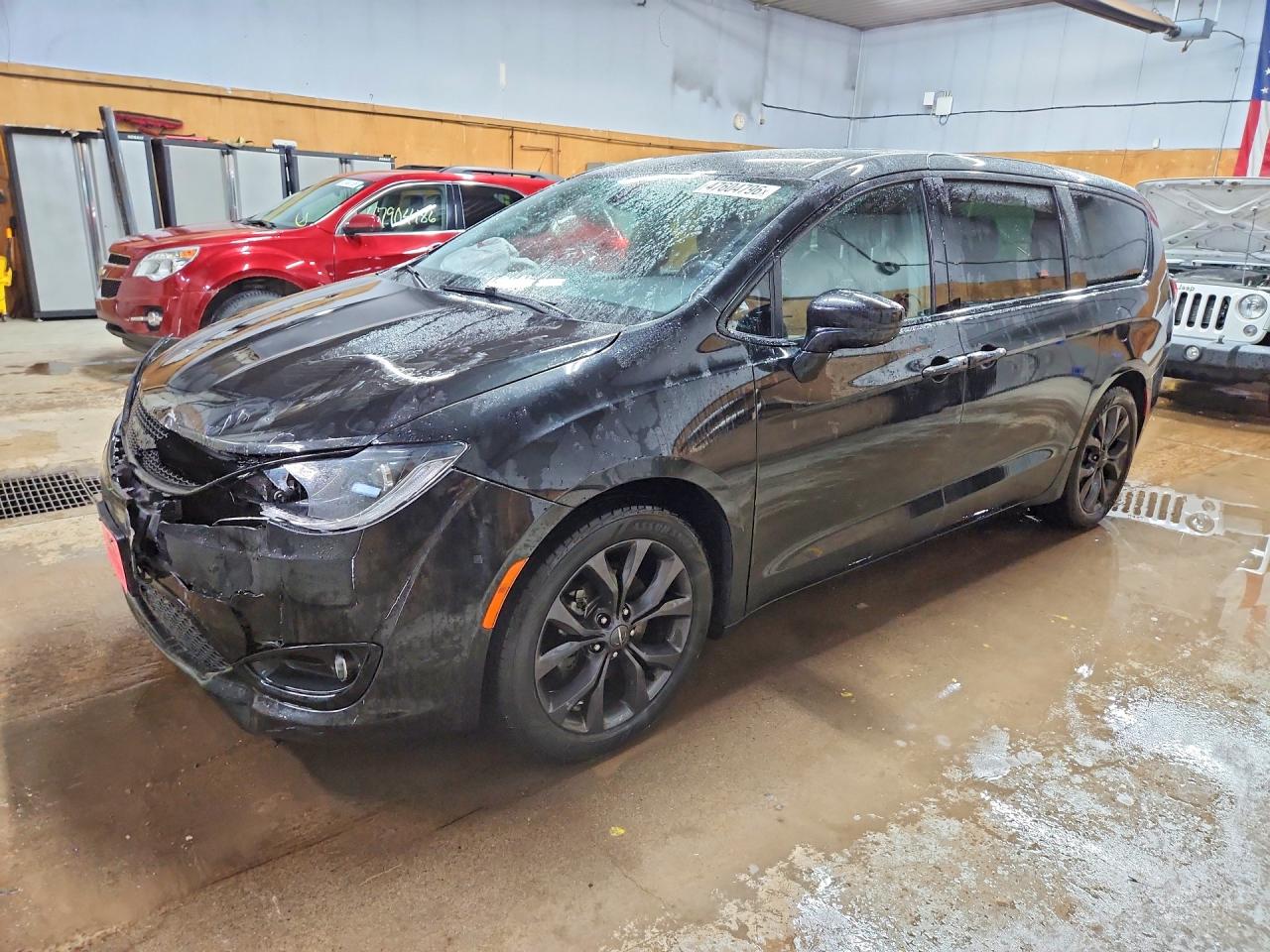 Salvage Chrysler Pacifica Image