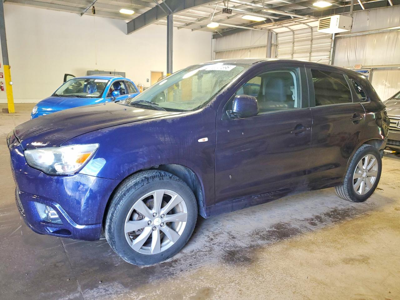Salvage Mitsubishi Outlander Image