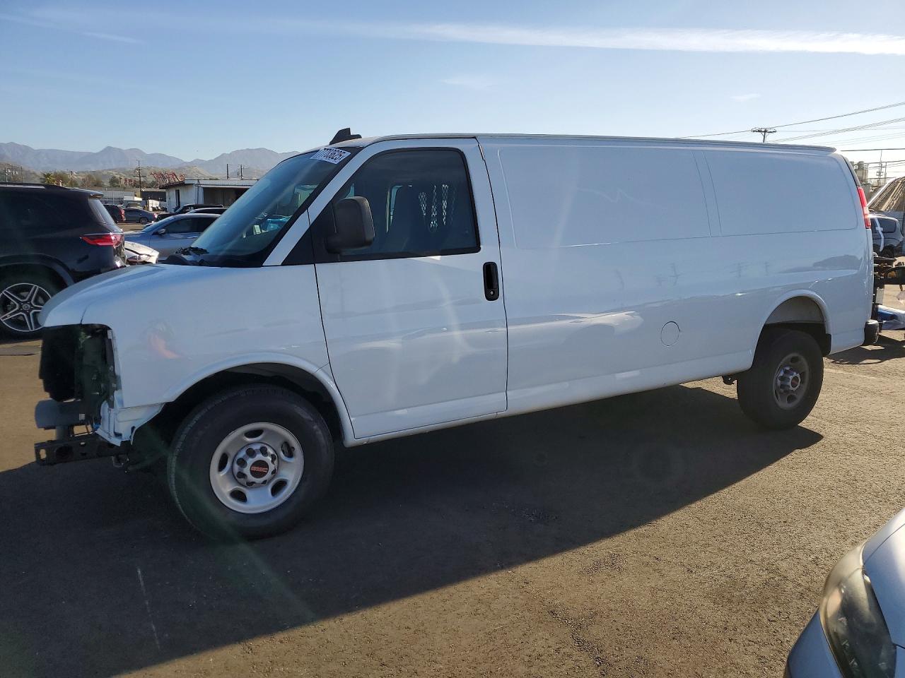 Salvage GMC Savana Image