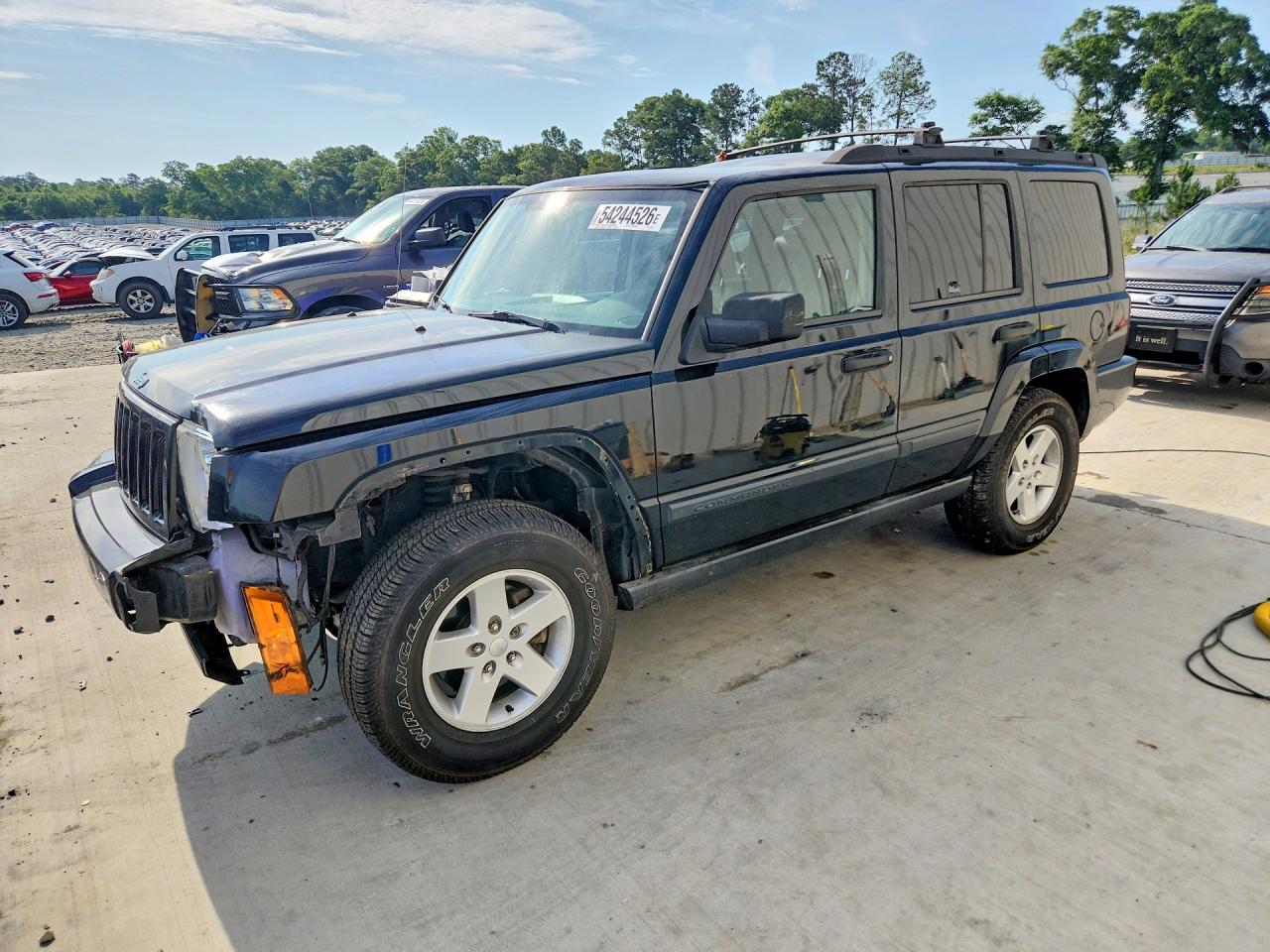 Salvage Jeep Commander Image