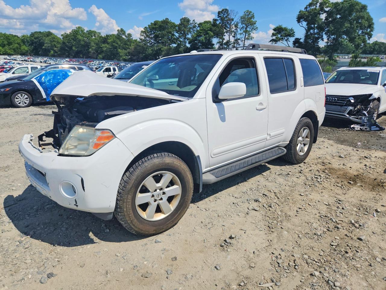 Salvage Nissan Pathfinder Image
