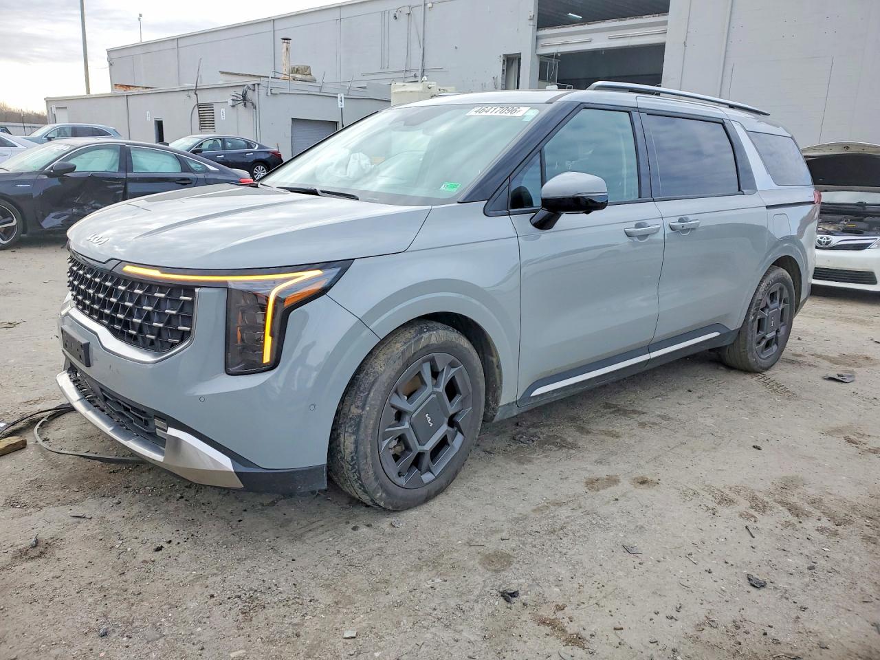 Salvage Kia Carnival Image