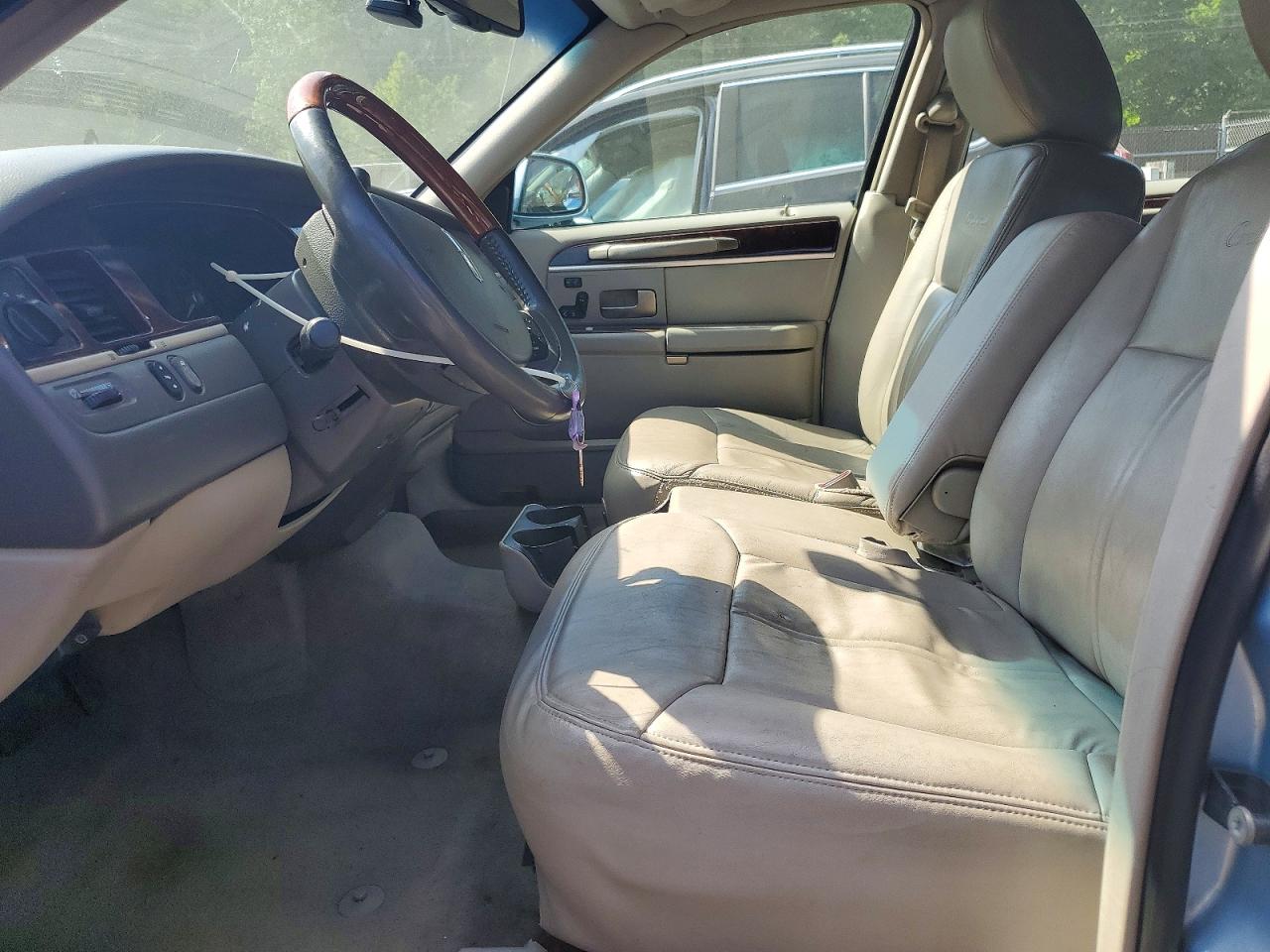 Lincoln Towncar Signature Limited