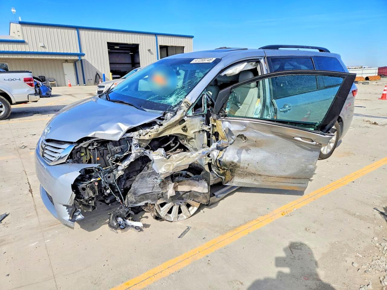 Salvage Toyota Sienna Image