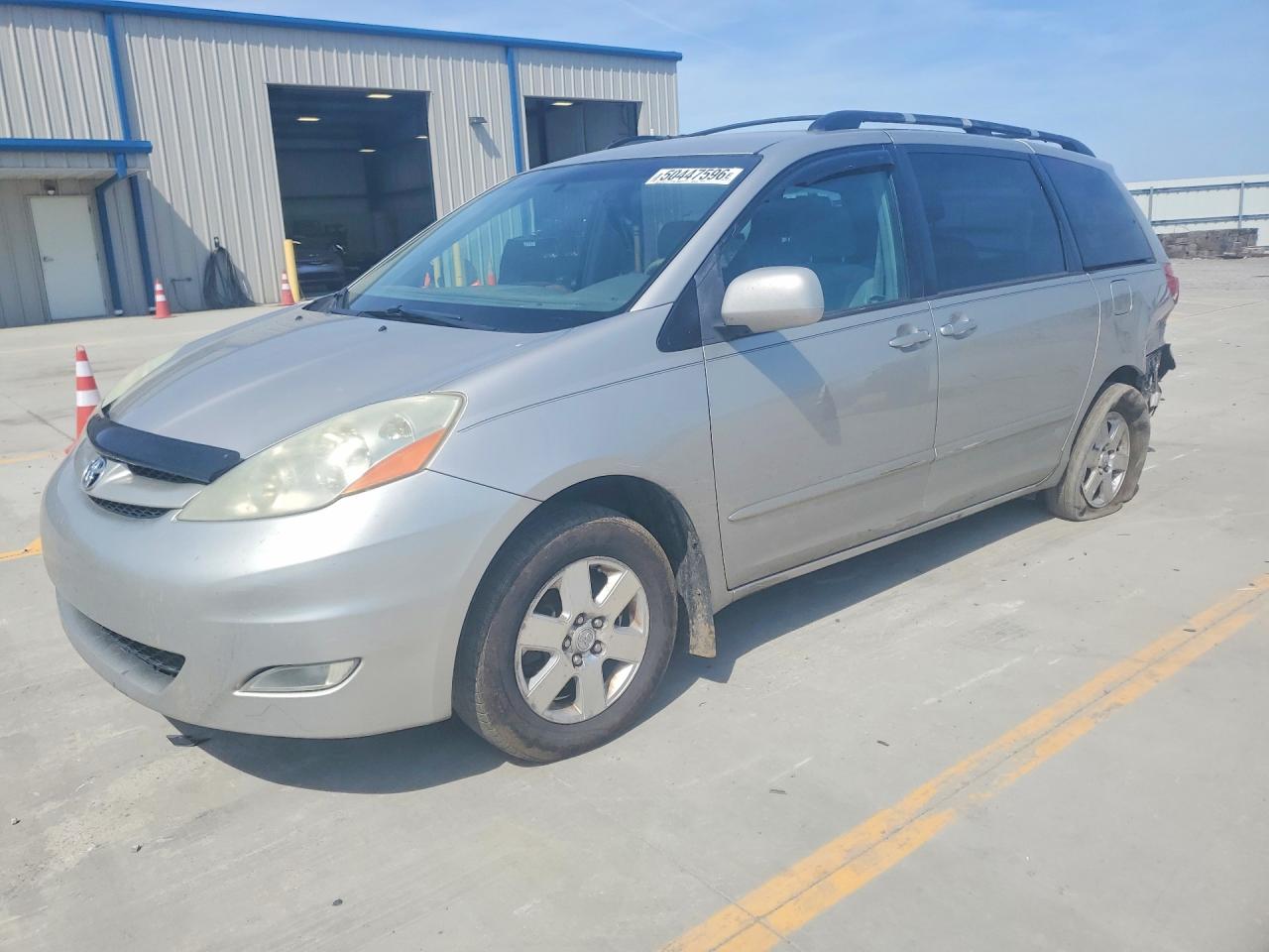 Salvage Toyota Sienna Image