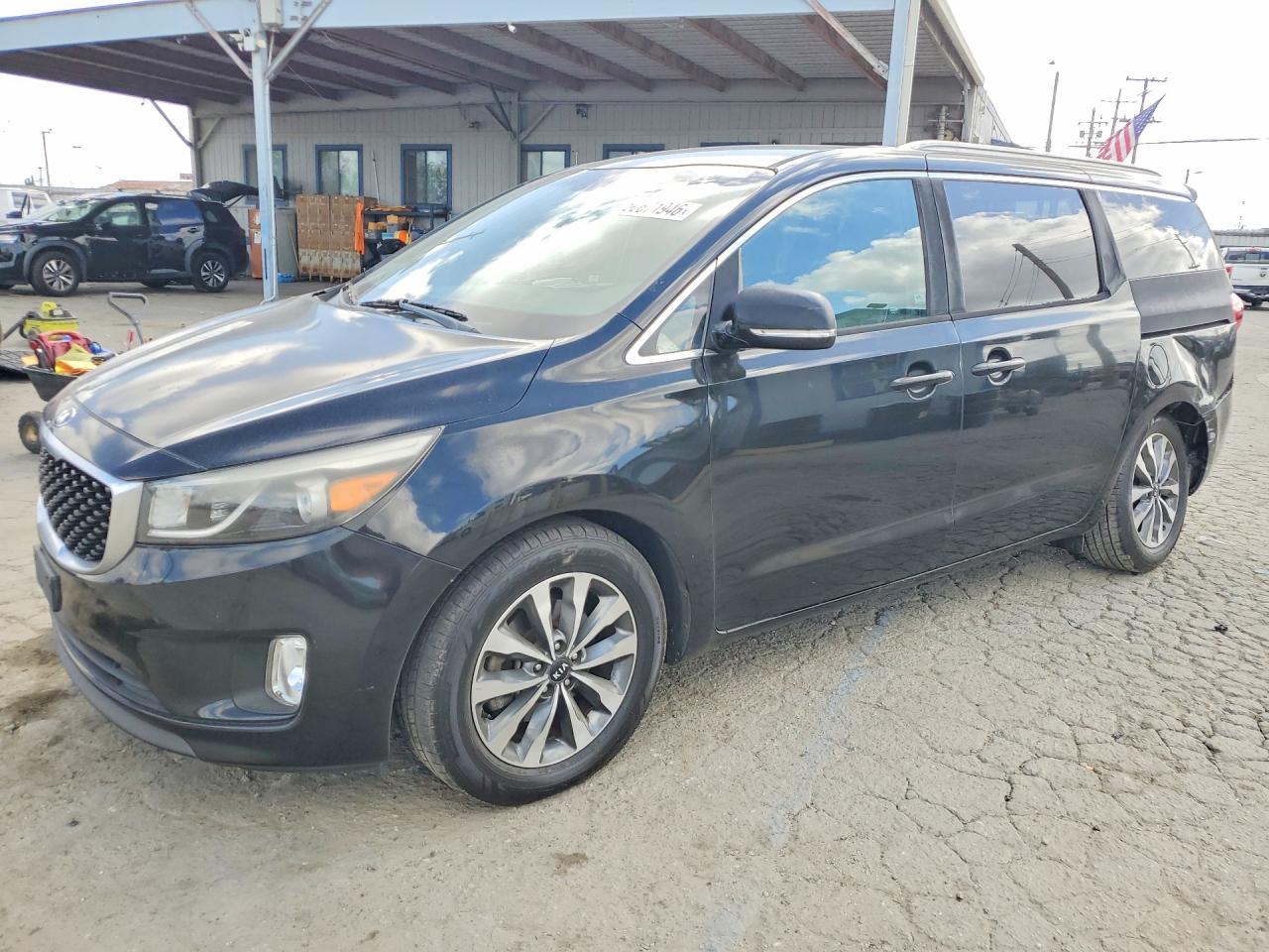 Salvage Kia Sedona Image