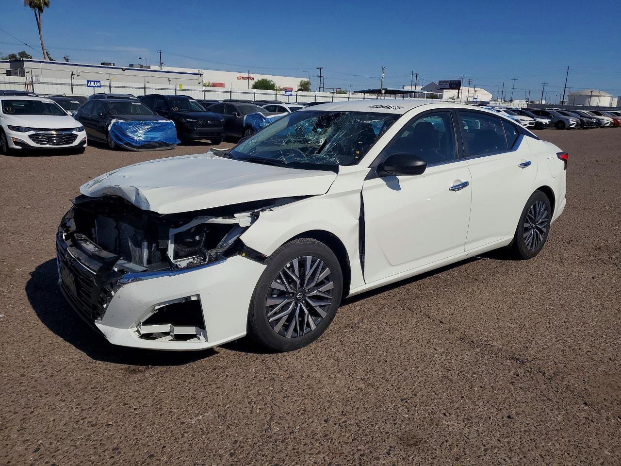 Salvage Nissan Altima Image