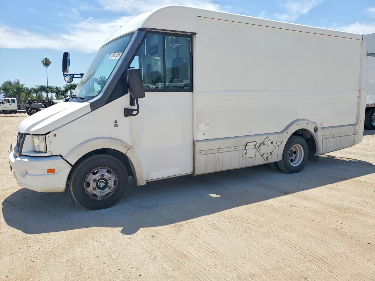 Salvage Isuzu Npr Image