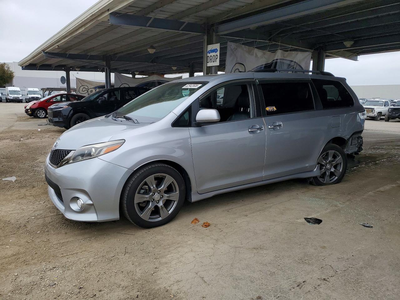 Salvage Toyota Sienna Image