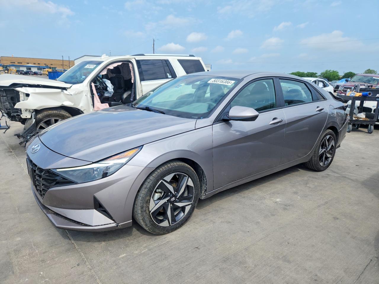 Salvage Hyundai ELANTRA Image