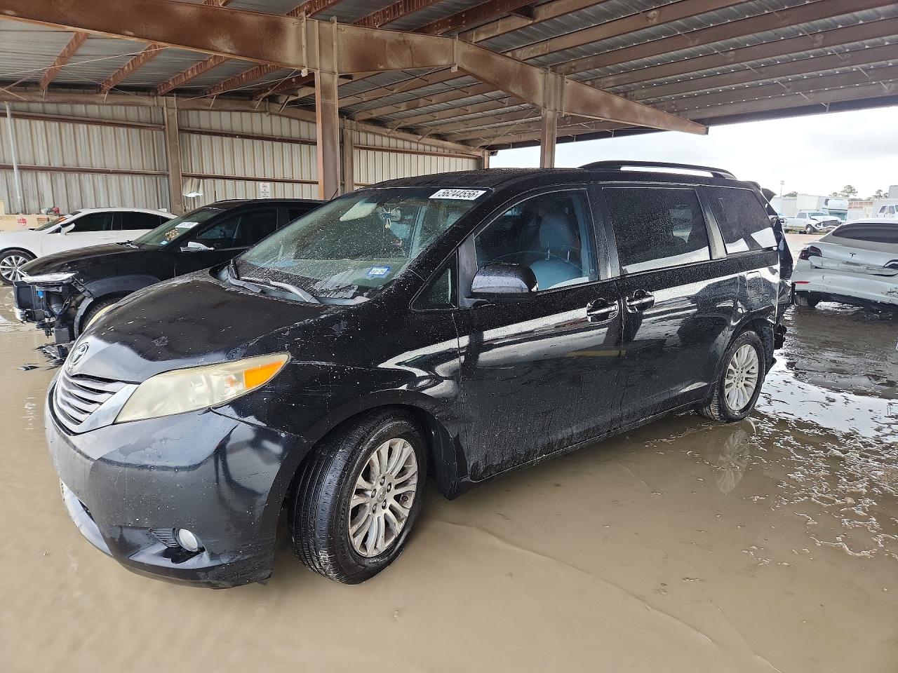 Salvage Toyota Sienna Image