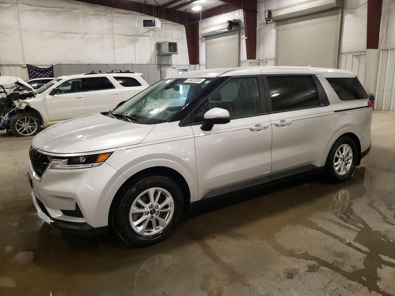 Salvage Kia Carnival Image