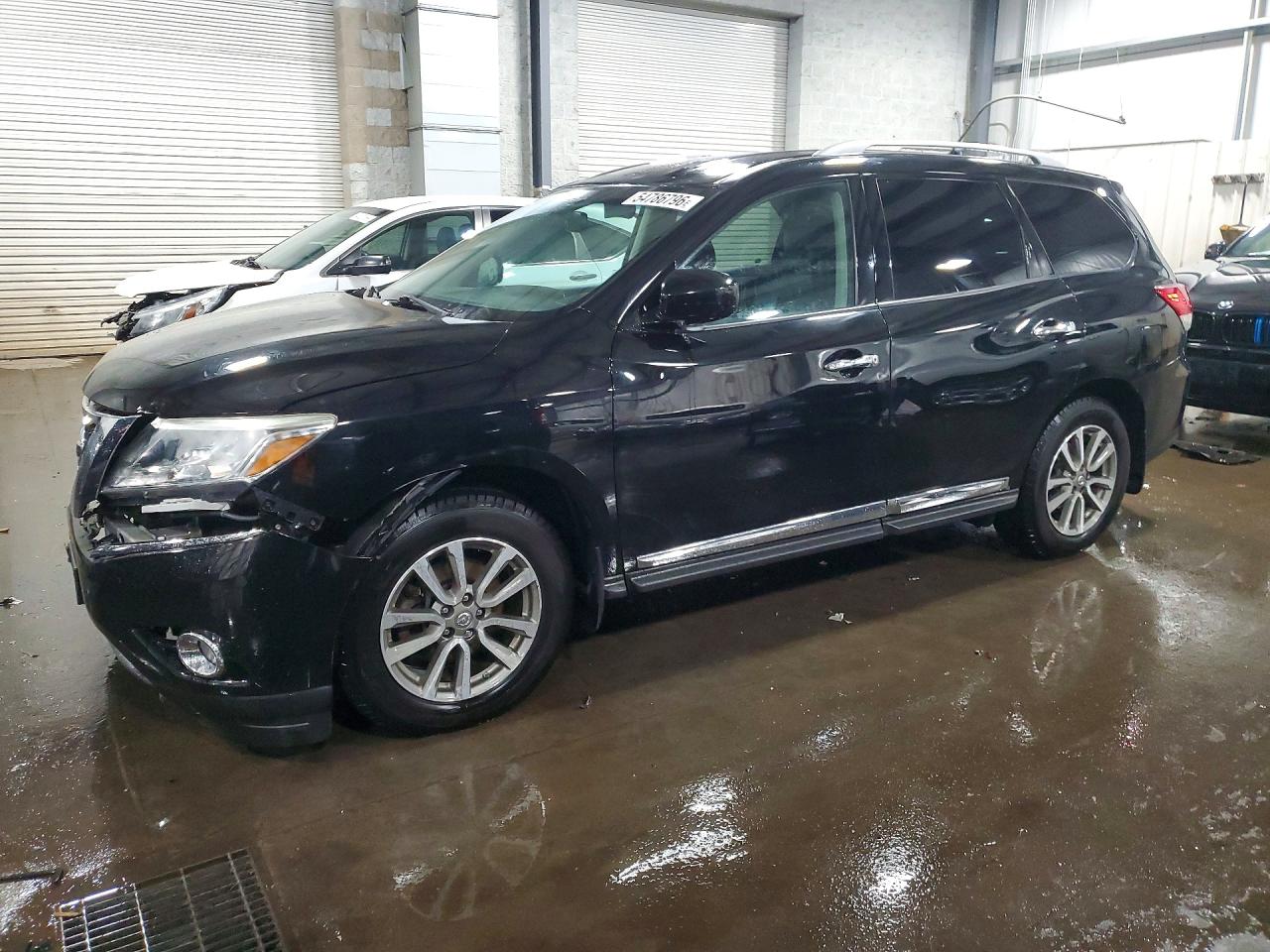 Salvage Nissan Pathfinder Image