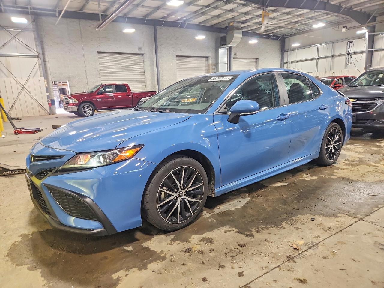Salvage Toyota Camry Image