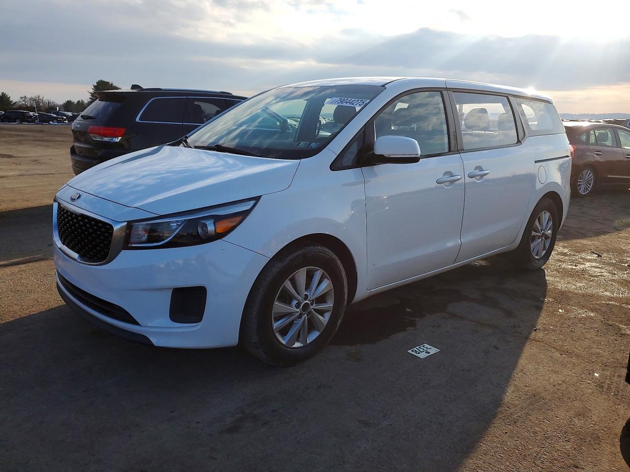 Salvage Kia Sedona Image