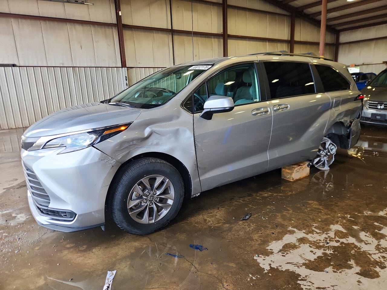 Salvage Toyota Sienna Image
