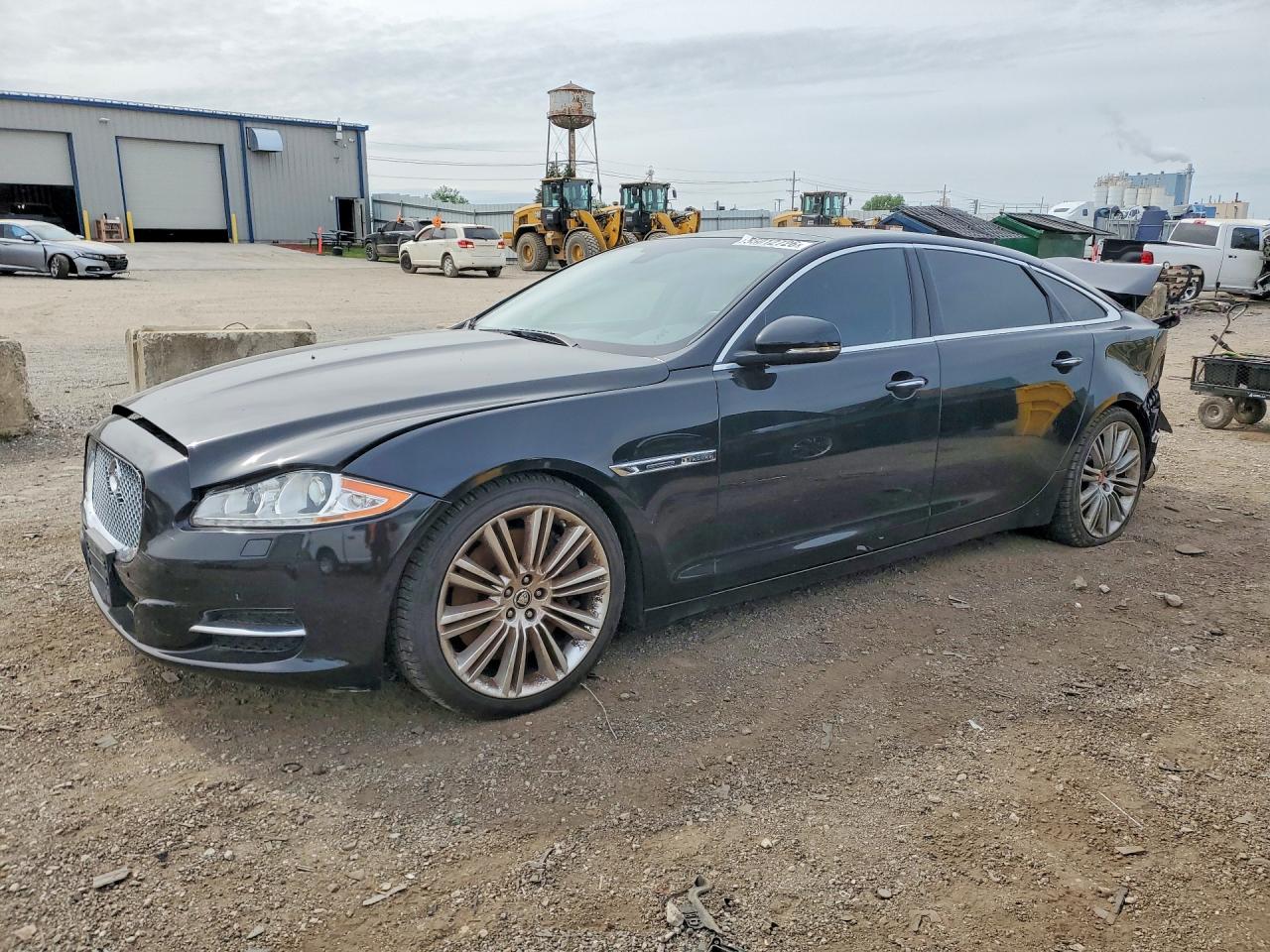 Salvage Jaguar XJ Image