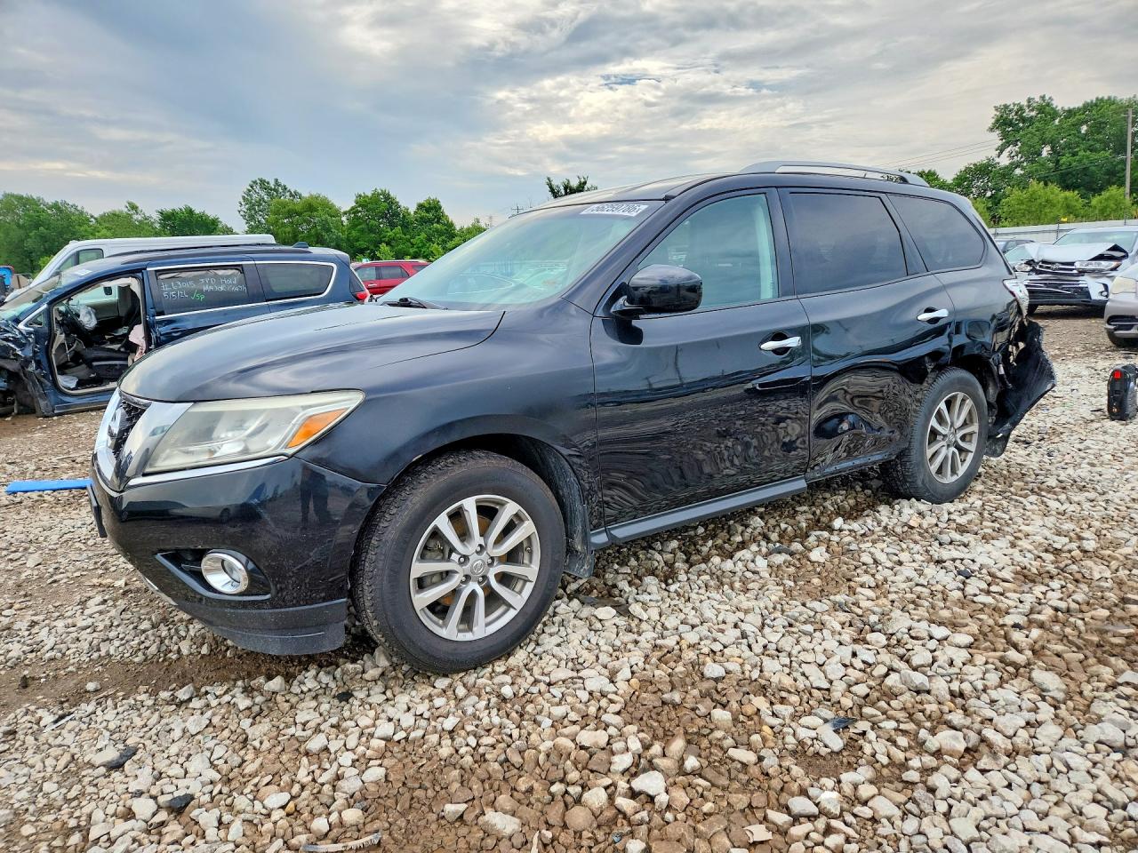 Salvage Nissan Pathfinder Image