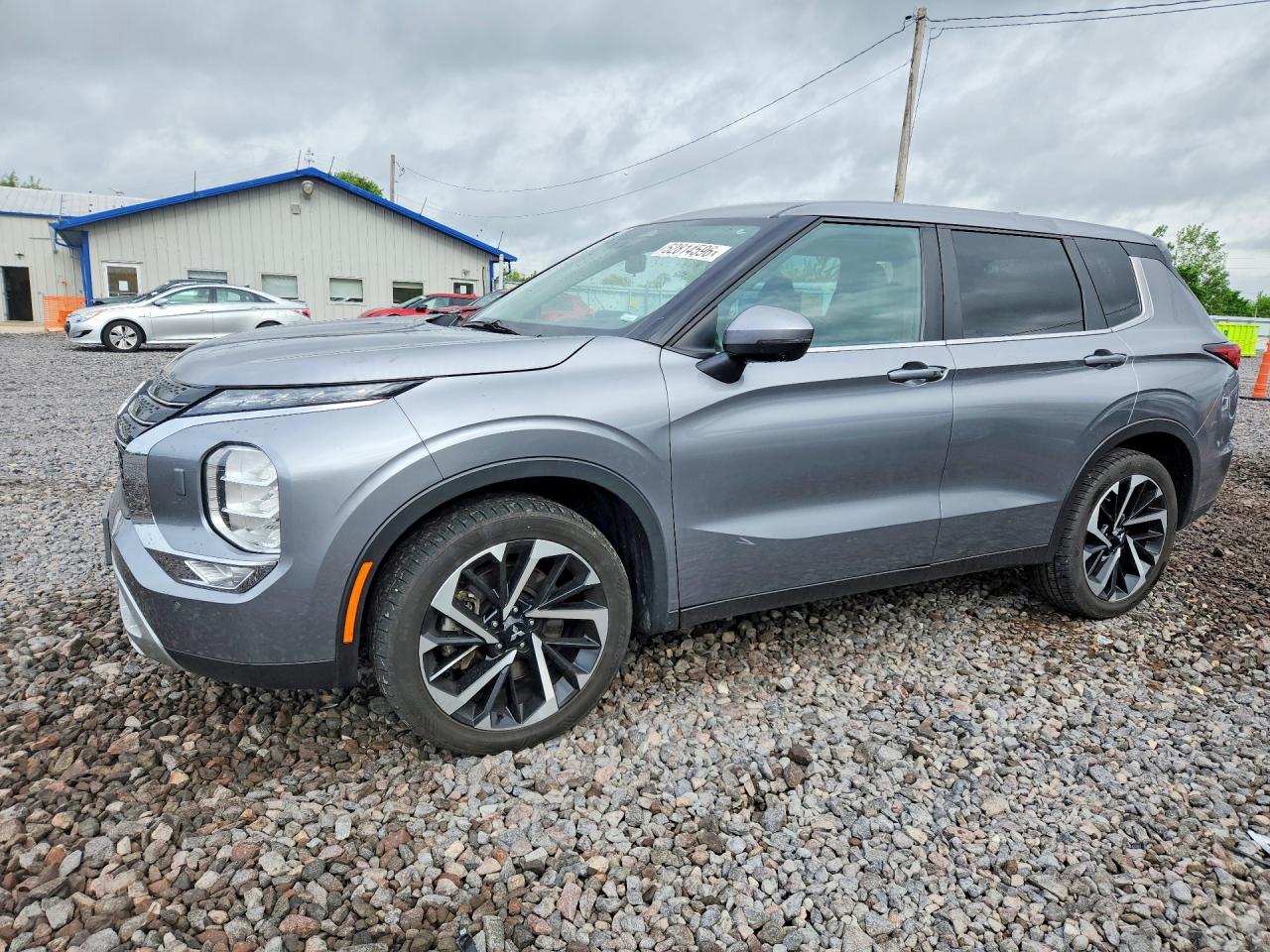 Salvage Mitsubishi Outlander Image
