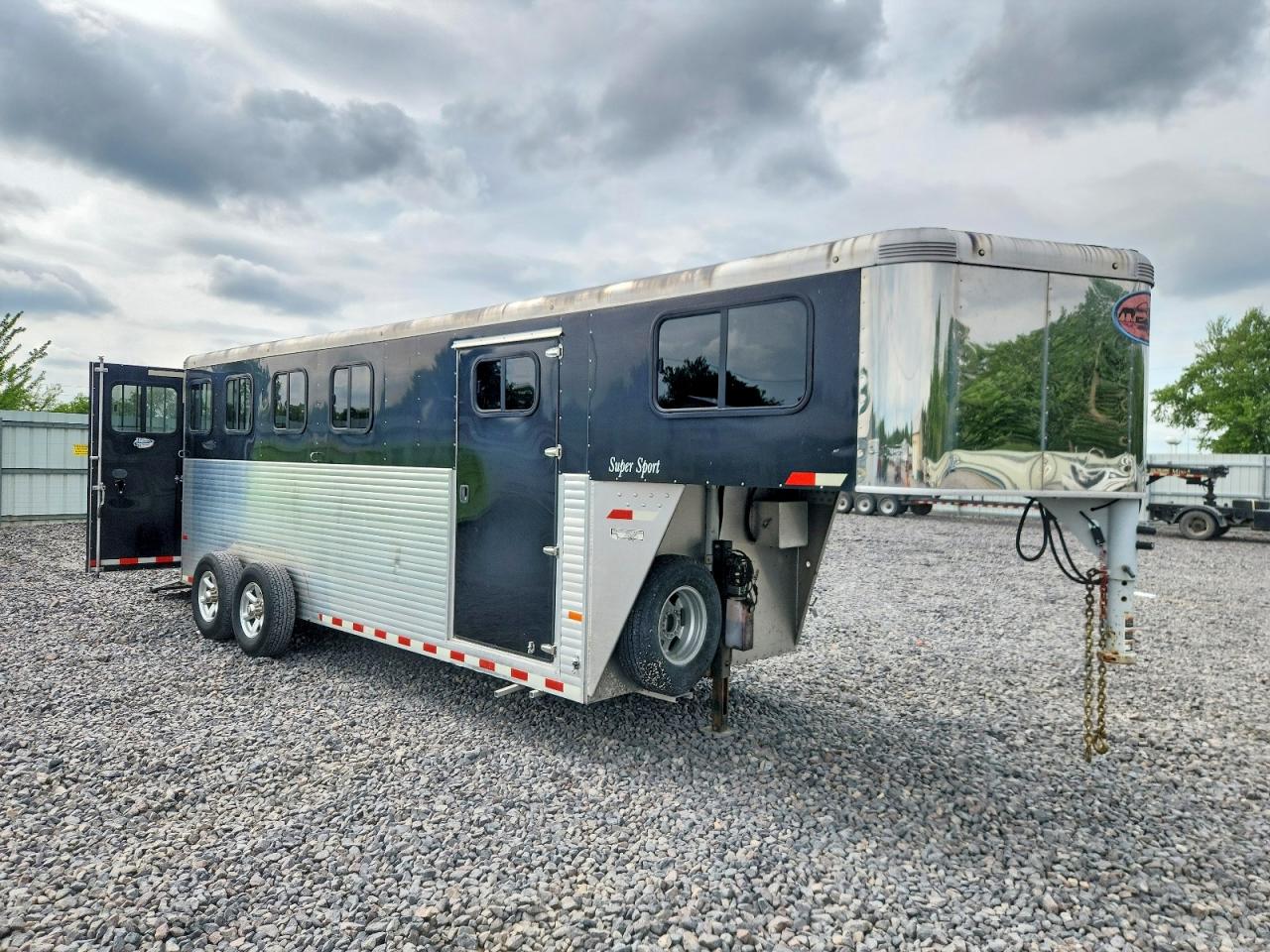 Salvage Sundowner Trailer Image