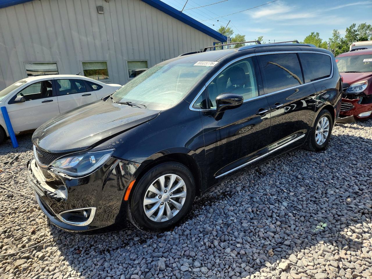 Salvage Chrysler Pacifica Image