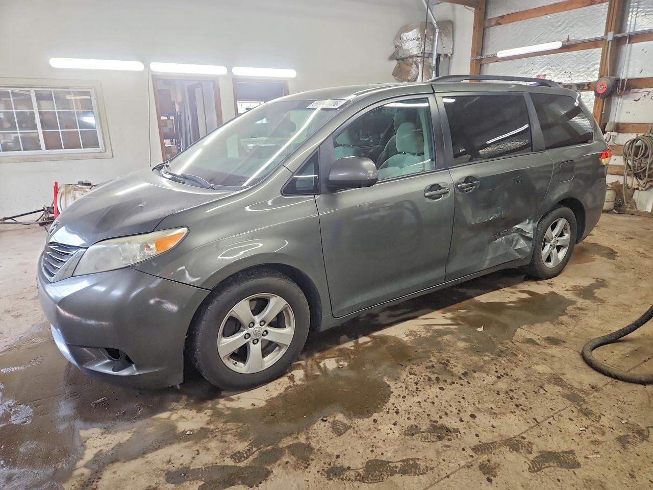 Salvage Toyota Sienna Image
