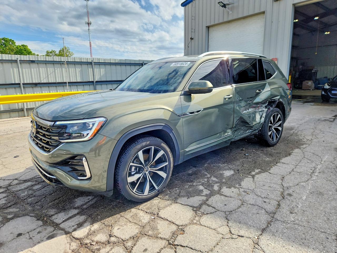Salvage Volkswagen Atlas Image