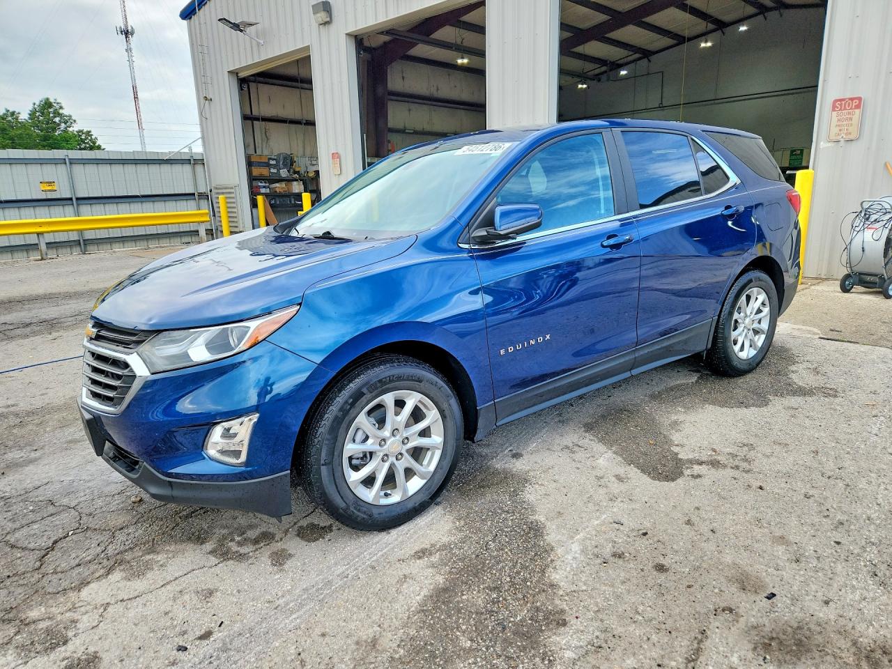 Salvage Chevrolet Equinox Image