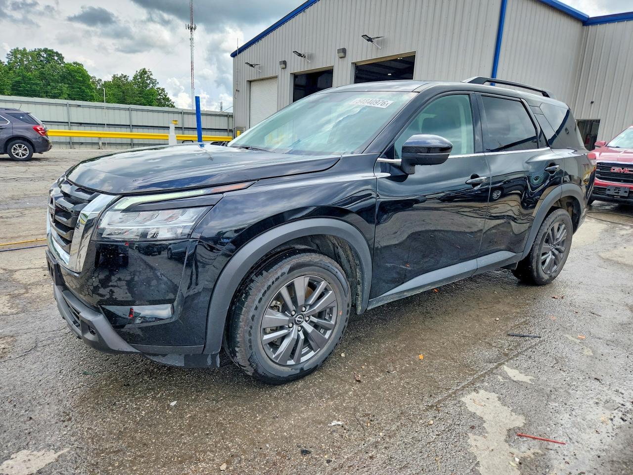 Salvage Nissan Pathfinder Image