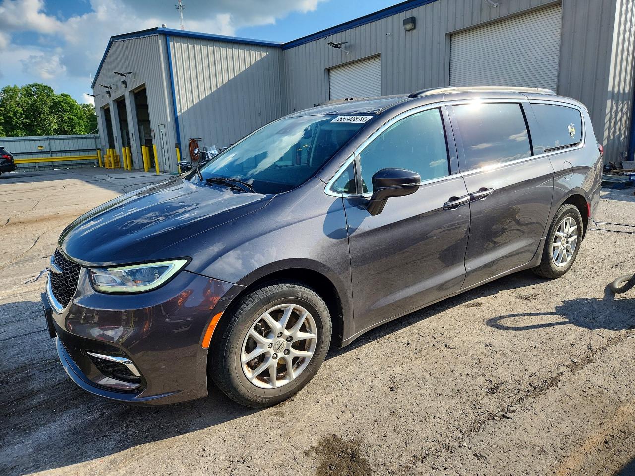 Salvage Chrysler Pacifica Image