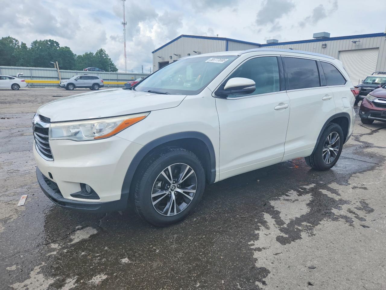 Salvage Toyota Highlander Image