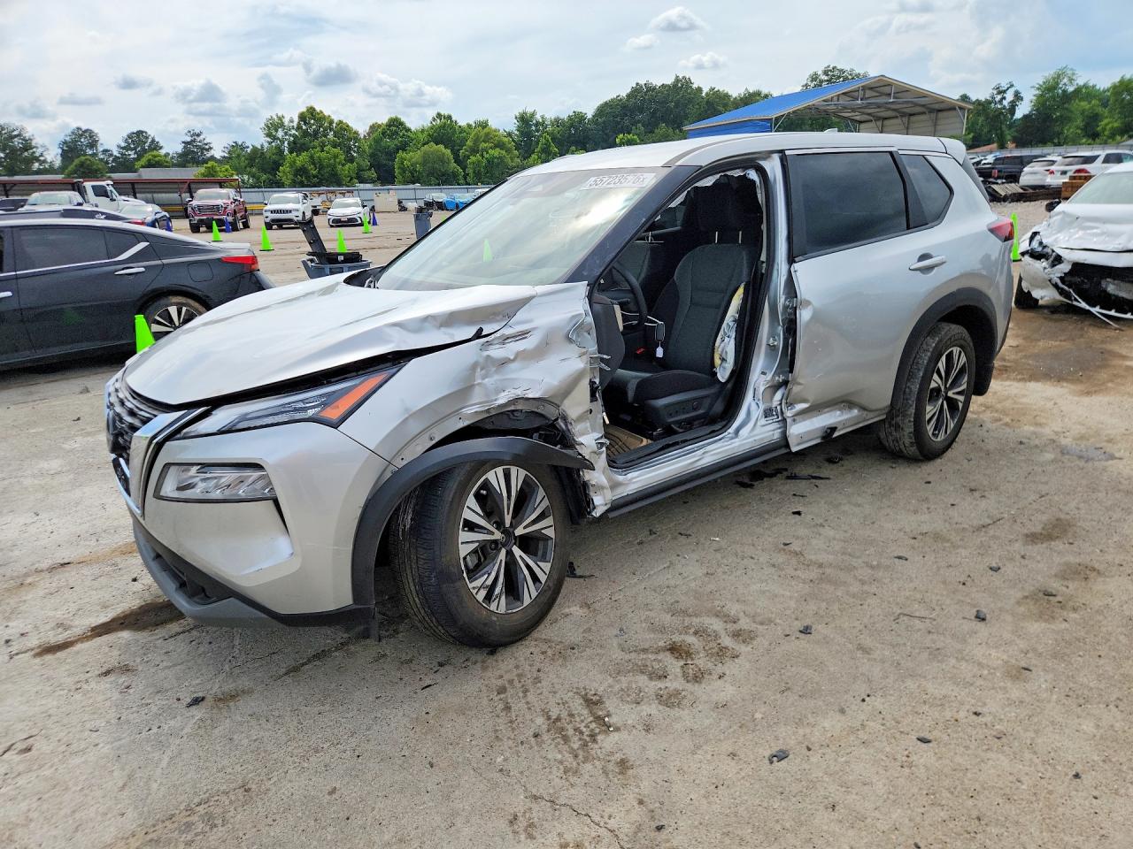 Salvage Nissan Rogue Image