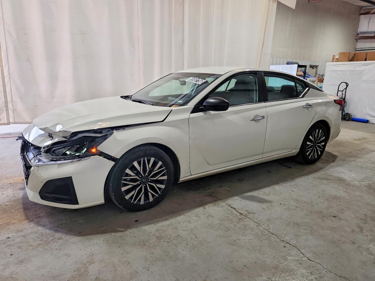 Salvage Nissan Altima Image