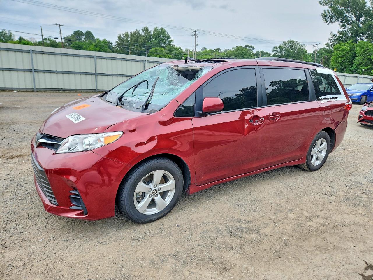 Salvage Toyota Sienna Image