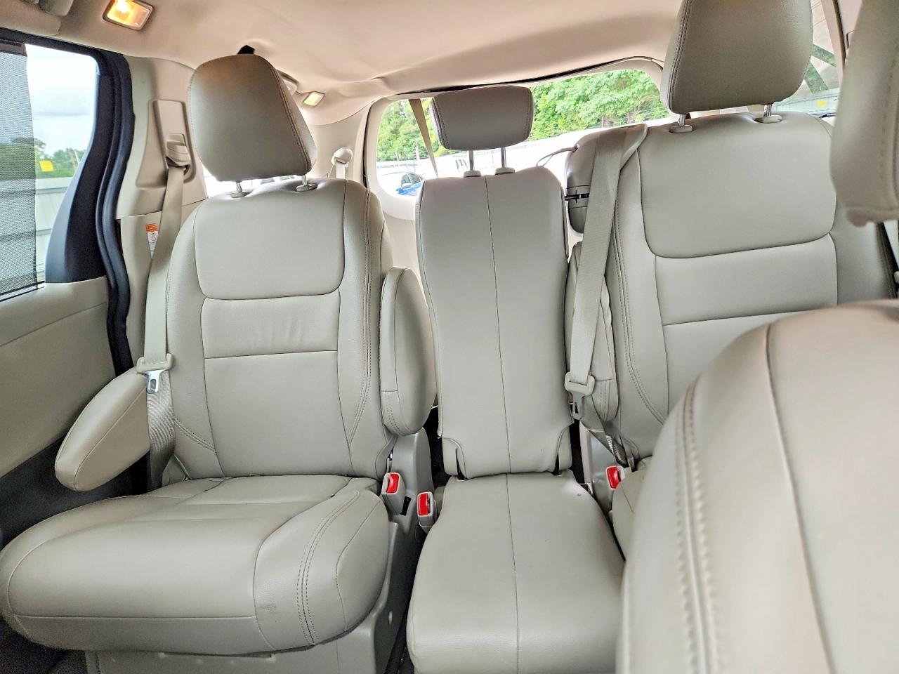 Toyota Sienna Le