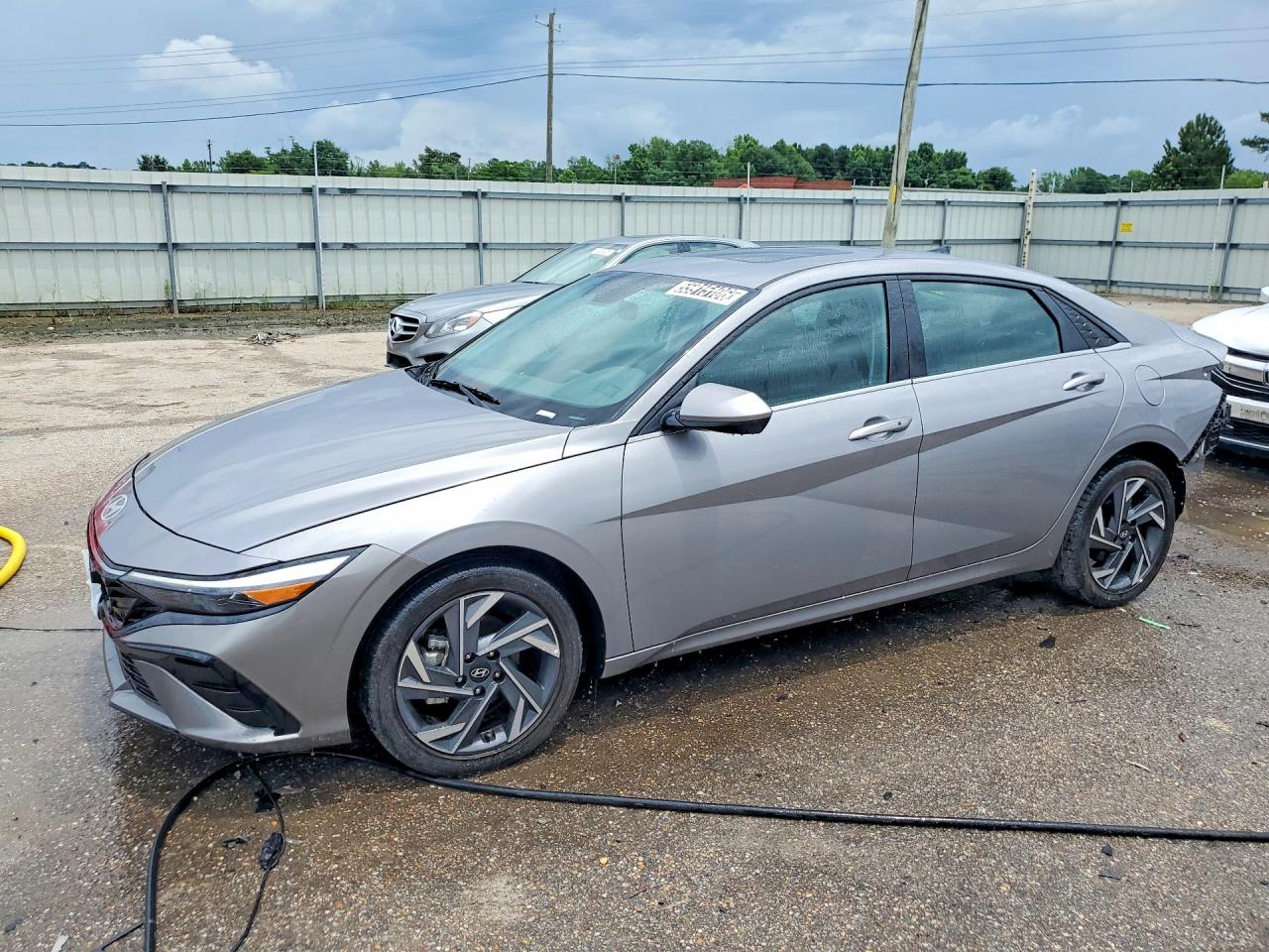 Salvage Hyundai ELANTRA Image