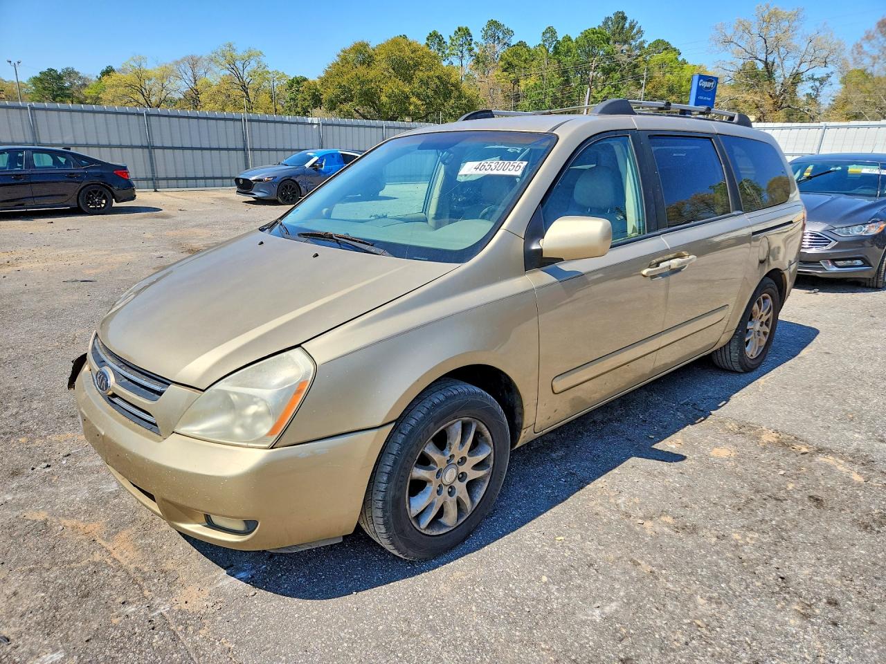 Salvage Kia Sedona Image