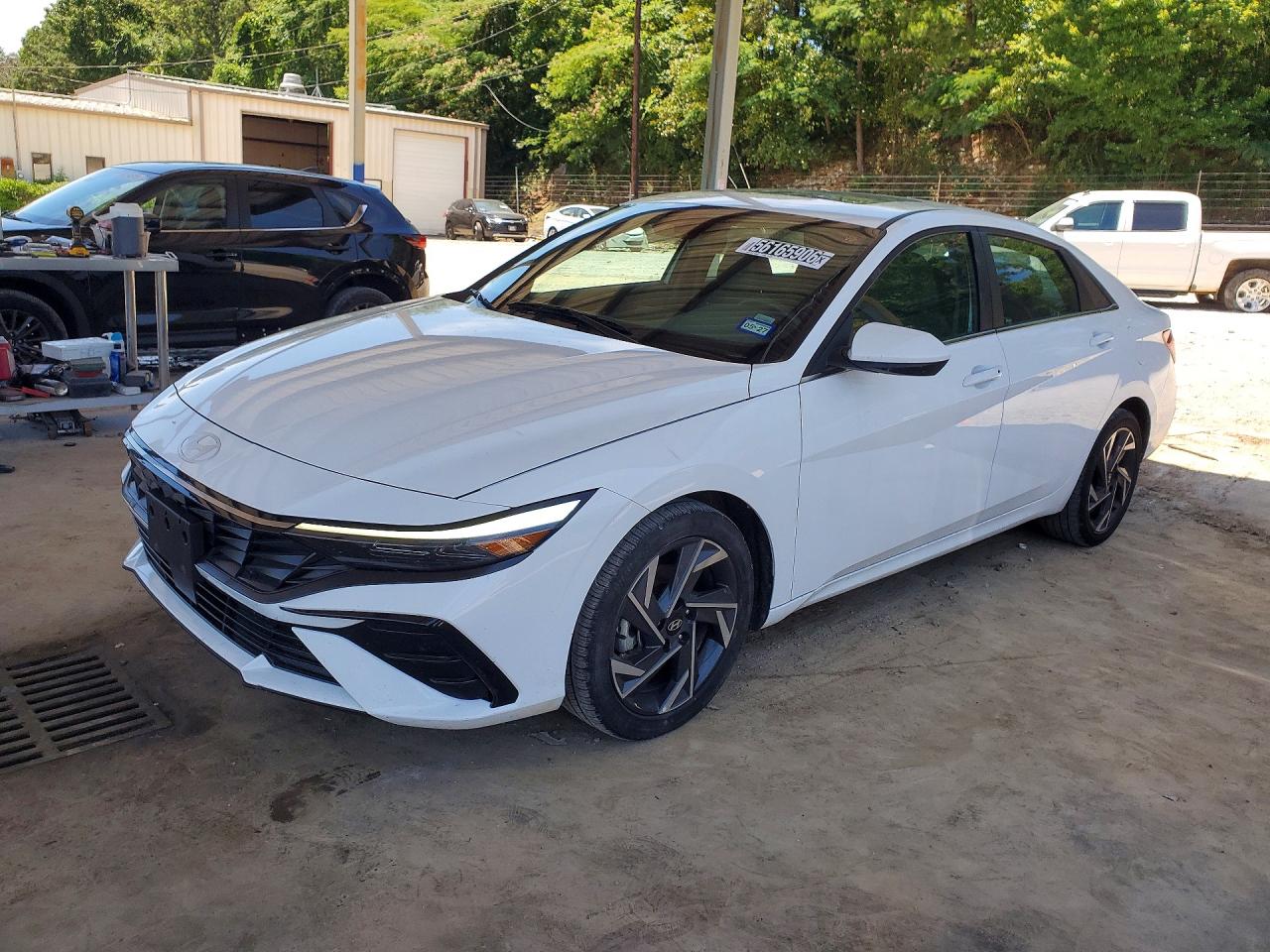 Salvage Hyundai ELANTRA Image