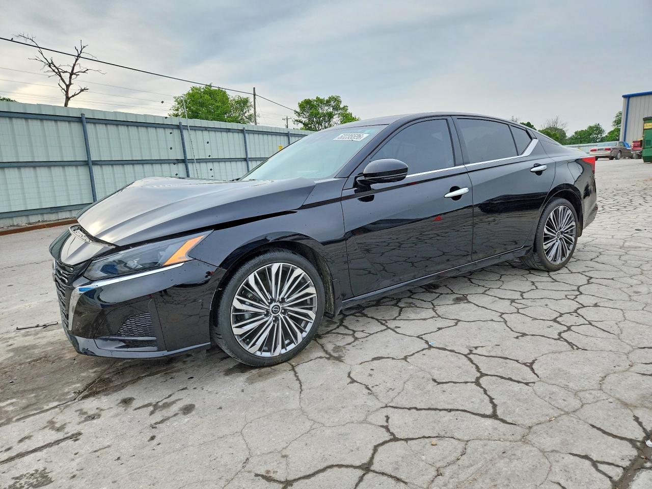 Salvage Nissan Altima Image