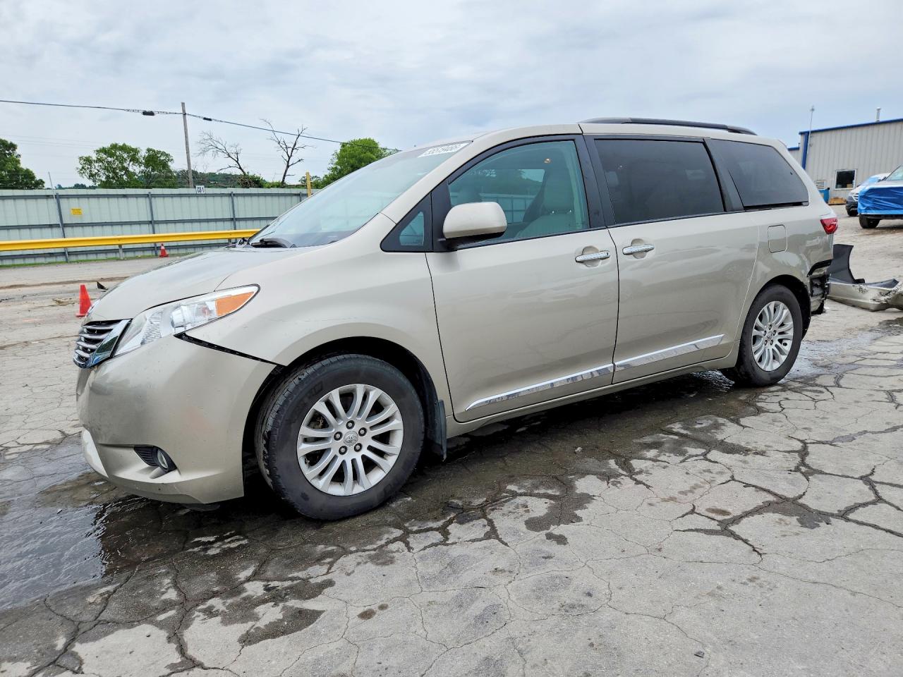 Salvage Toyota Sienna Image
