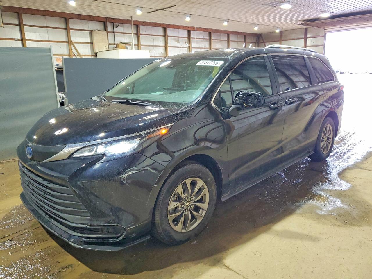 Salvage Toyota Sienna Image